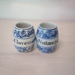 Par de botecitos para especias de porcelana