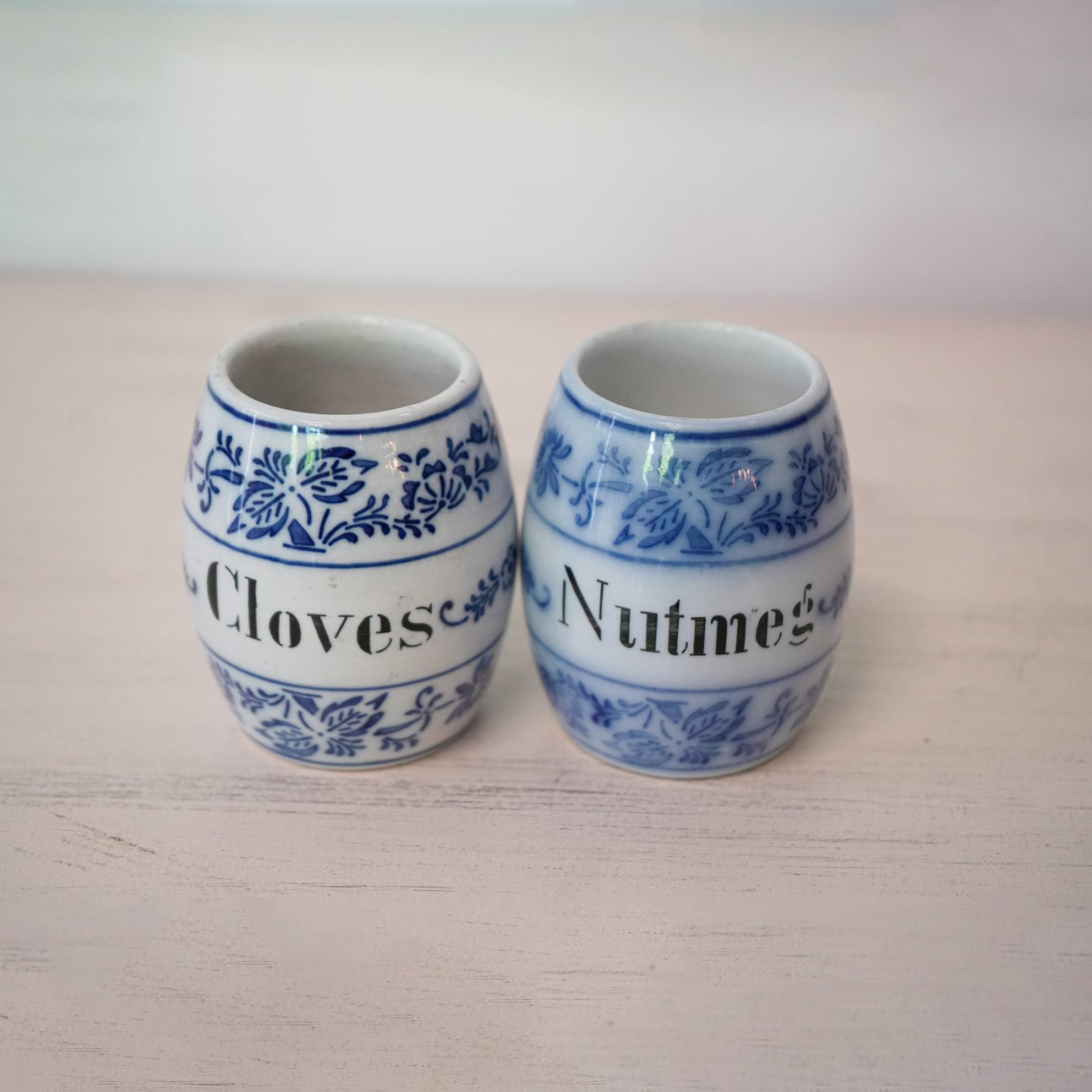 Par de botecitos para especias de porcelana