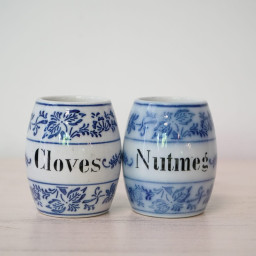 Par de botecitos para especias de porcelana