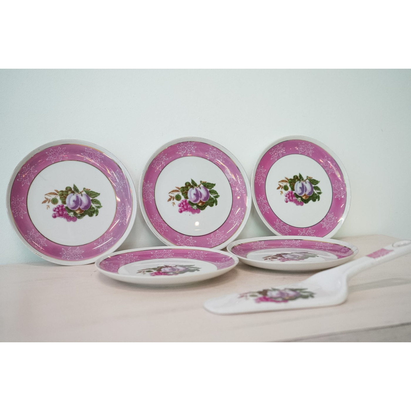Platos para postre y espatula