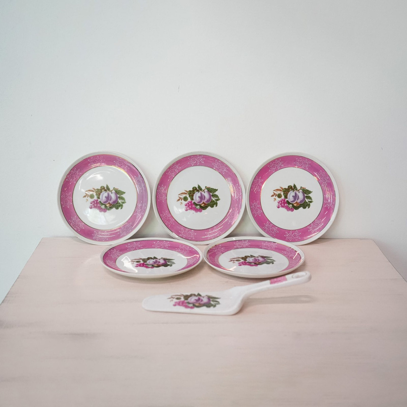 Platos para postre y espatula